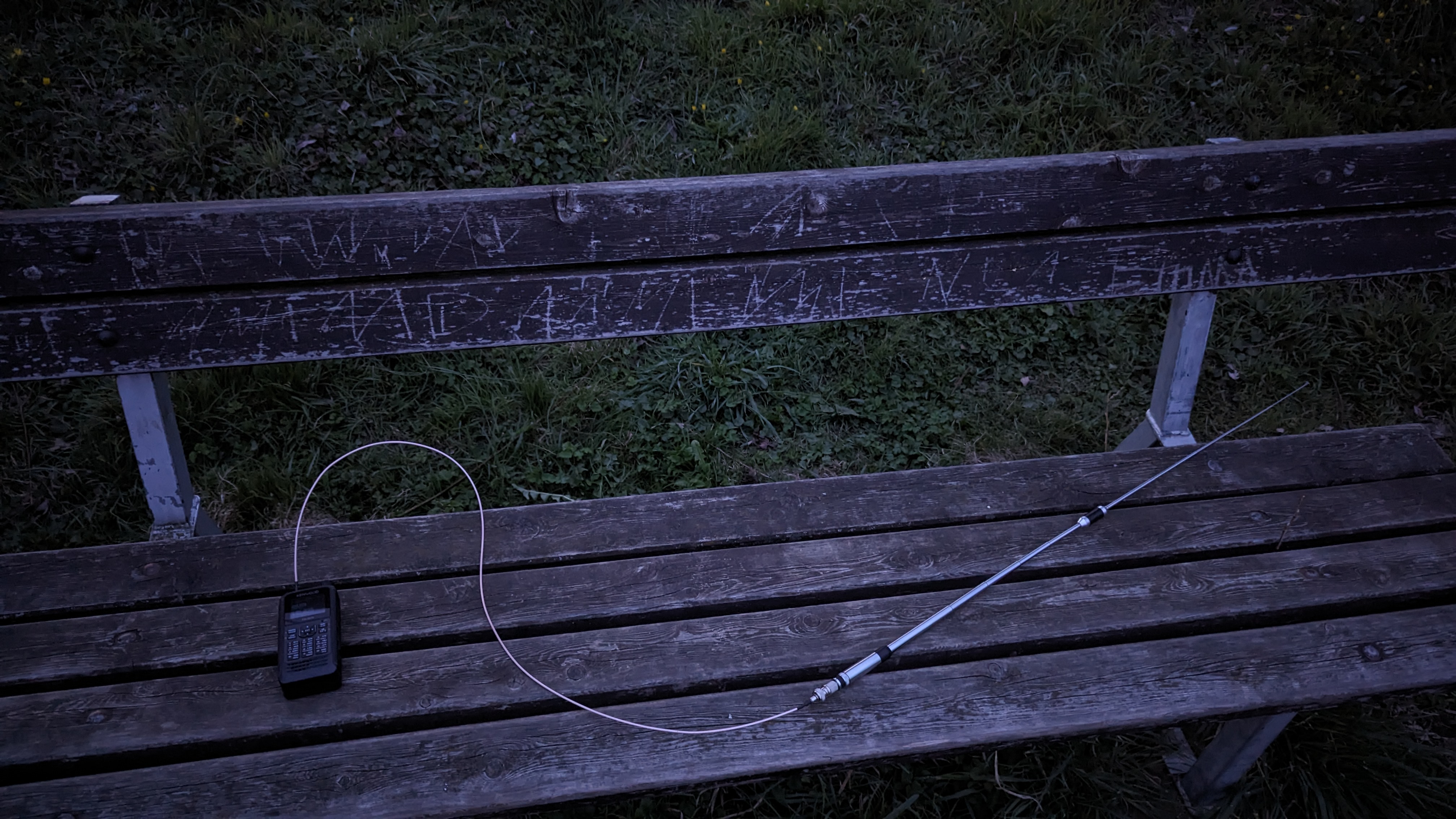 Funkgerät mit Antenne auf einer Parkbank