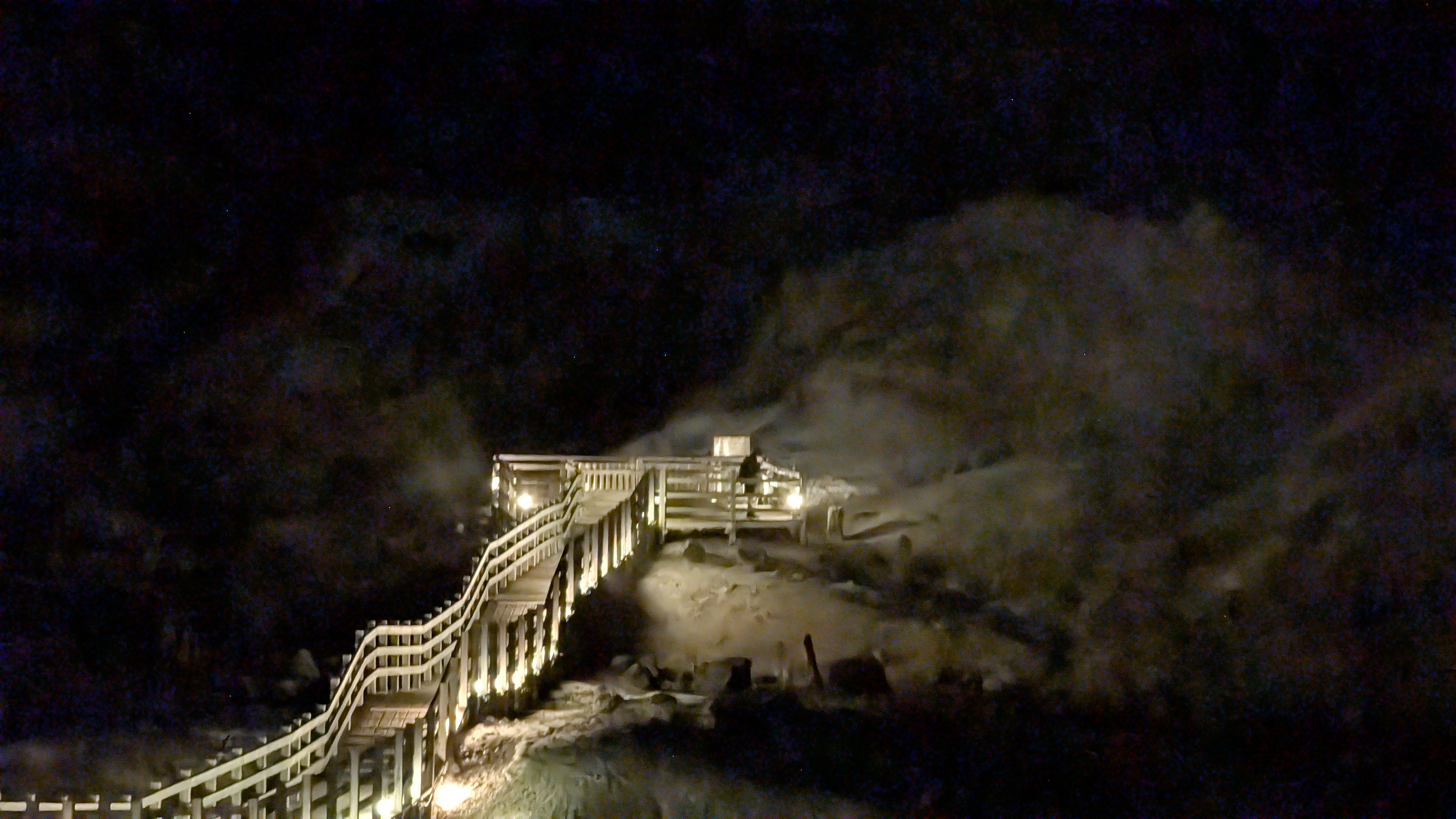 Das Jigokudani bei Nacht, beleuchtet vom 'Onibi no Michi'.