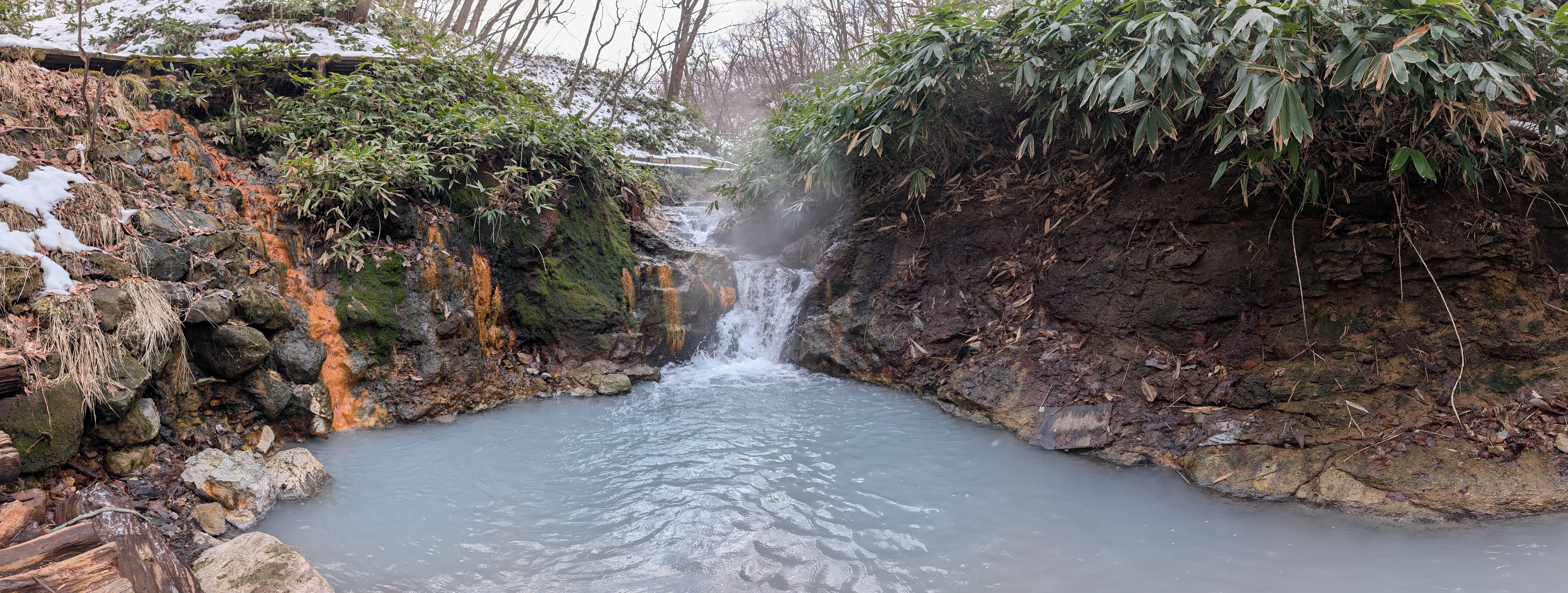 Das natürliche Fußbad am River Oyunuma, wo man die Füße in den warmen Fluss halten kann.