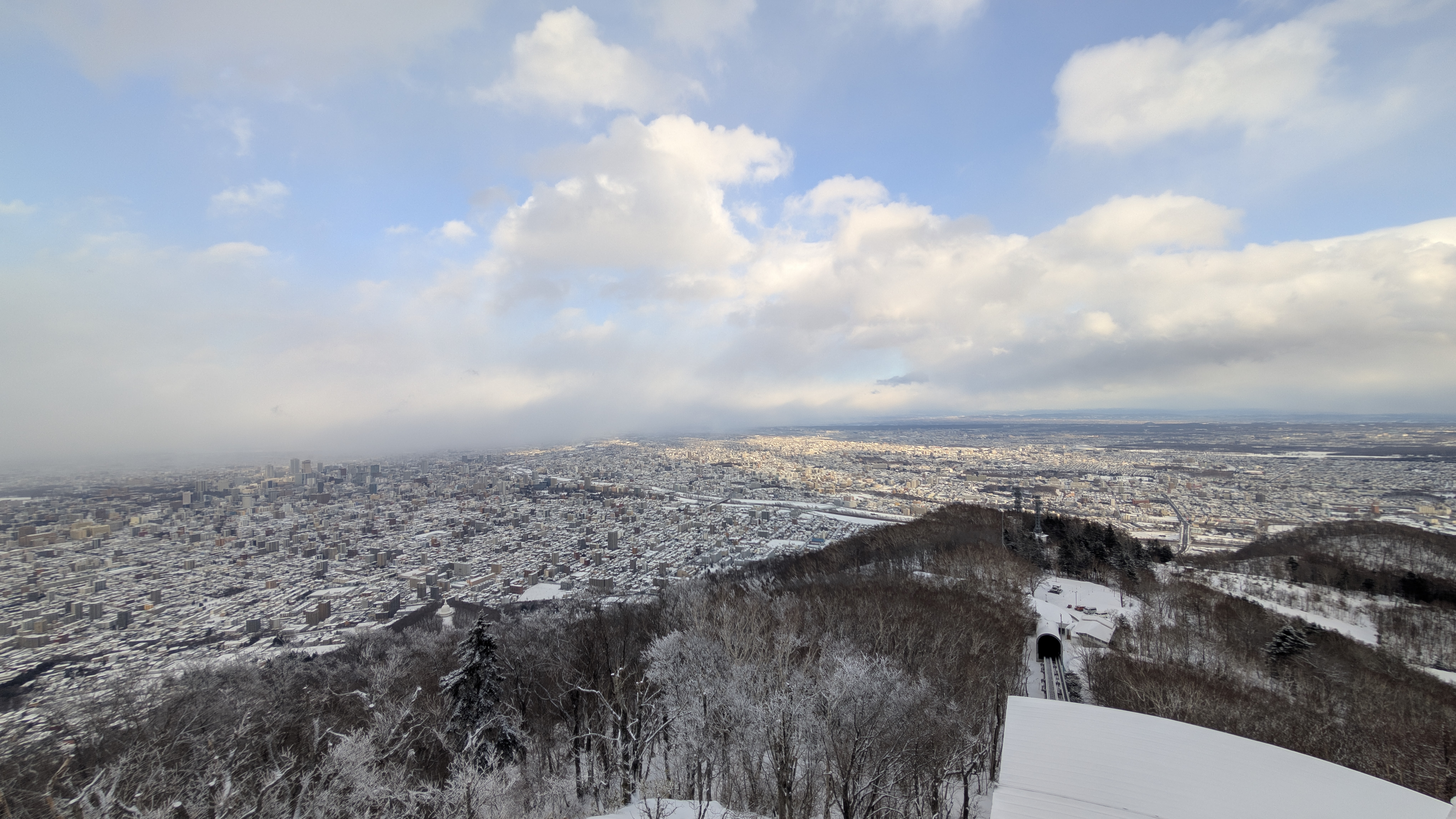 Wolkenverhangener Blick vom Mount Moiwa