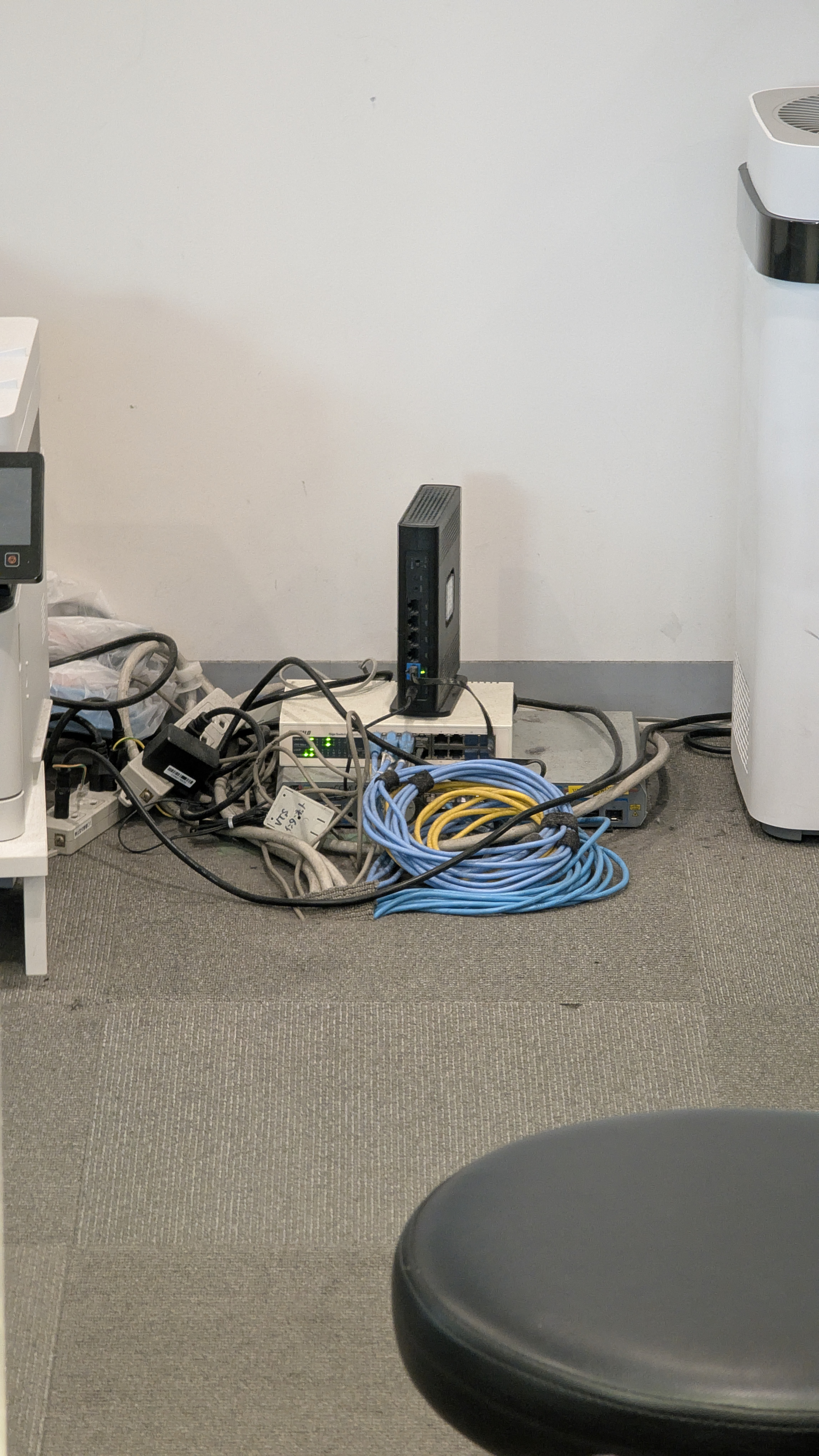 Kabelsalaat im Büro von JR